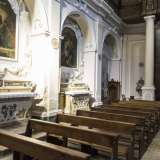 Tutto l'ambiente � dominato da volute di gesso, decorazioni progettate tra il 1746 e il 1747 dall'architetto napoletano Domenico Antonio Vaccaro